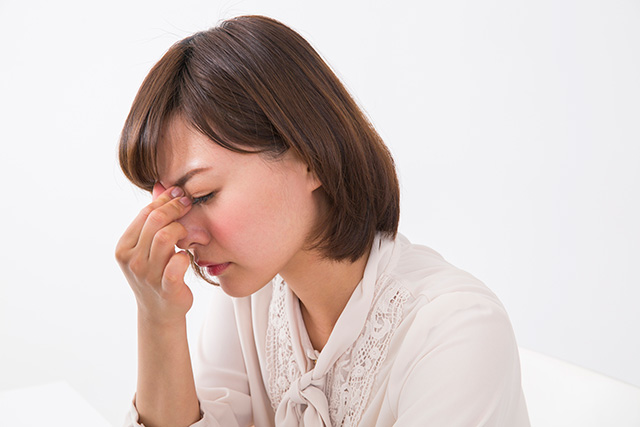 悩む女性