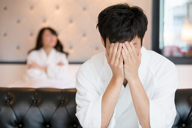 セックスレスの原因と解消方法～頭をかく男性～
